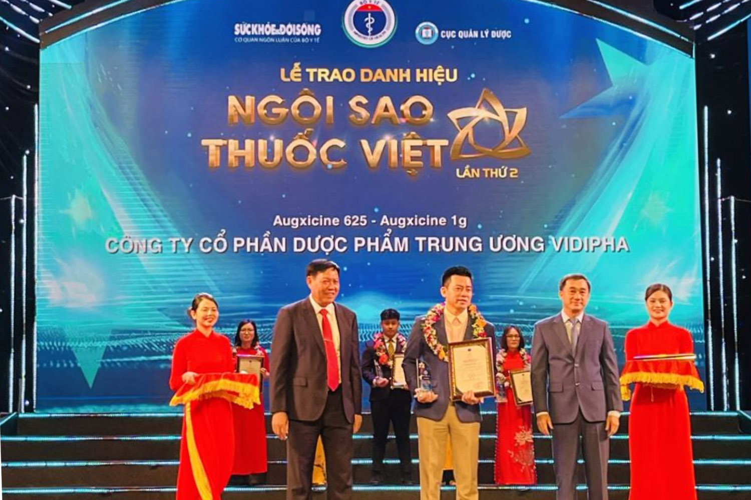 Lễ trao danh hiệu "Ngôi sao thuốc việt" cho Công ty cổ phần dược phẩm Trung ương Vidipha