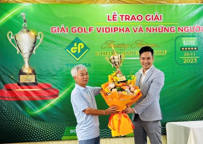 Gi&aacute;m đốc VIDIPHA H&agrave; Nội trao C&uacute;p cho Golfer suất sắc nhất