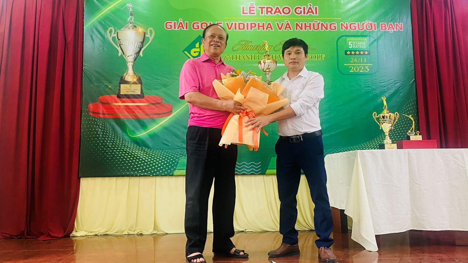 Ph&oacute; Gi&aacute;m đốc VIDIPHA H&agrave; Nội trao C&uacute;p cho Golfer giải nh&igrave;