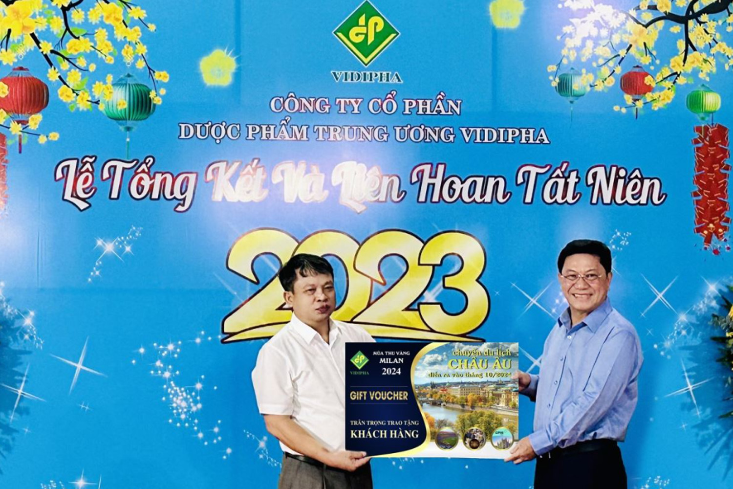 Tổng Giám đốc trao tặng khách hàng Voucher tham gia chương trình Du lịch "Mùa thu vàng Milan 2024"
